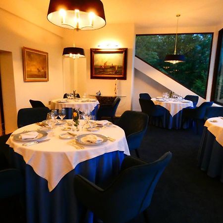 Hostellerie Restaurant Les Gorges De L'Aveyron Bruniquel Bagian luar foto